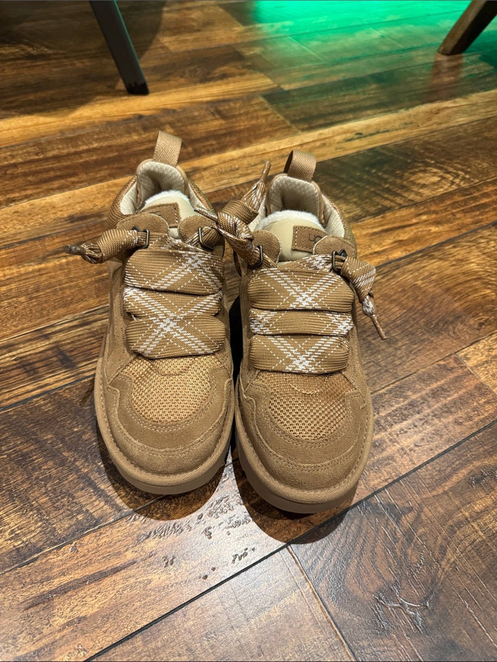 UGG Lowmel women sneakers/ size 9/ chestnut